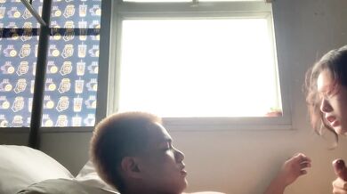 极品反差婊高颜值情侣艹逼，娇小清纯可爱的她被黄毛小伙一顿狂艹，痛苦喊叫！ (1)